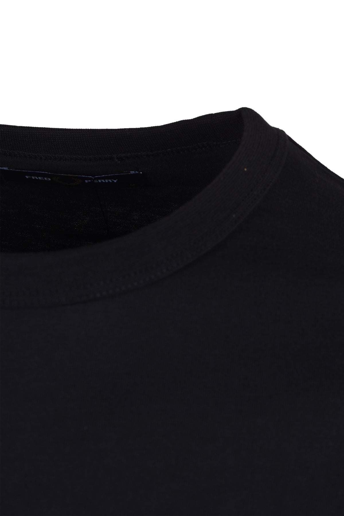 Crew neck neckline of a black t-shirt from the brand Fred Perry