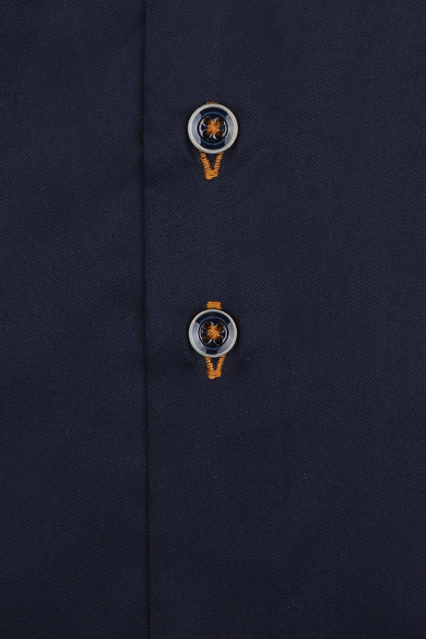 R2 blu navy con camicia con bordi arancioni blu navy