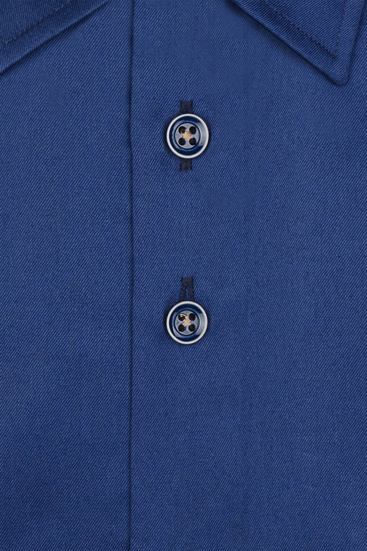 Chemise bleue boutonnée cachée R2