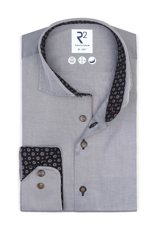 Camicia grigia R2 con dettaglio del colletto cucito