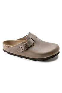 Side image of the leather Birkenstock Boston oiled clogs in the colour tobacco brown shows the buckle and the shoe fastening.
