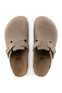 Birds eye view picture of the leather Birkenstock Boston oiled clogs in the colour tobacco brown.