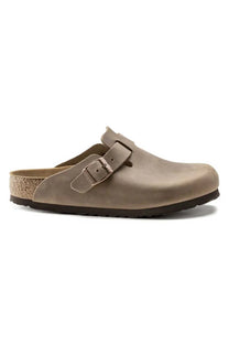 Side profile image of the Birkenstock Boston leather oiled clogs in tobacco brown. It shows the cork sole as well as the tonal Birkenstock branded buckle.
