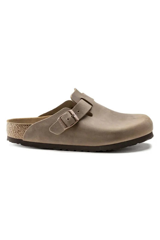 Side profile image of the Birkenstock Boston leather oiled clogs in tobacco brown. It shows the cork sole as well as the tonal Birkenstock branded buckle.