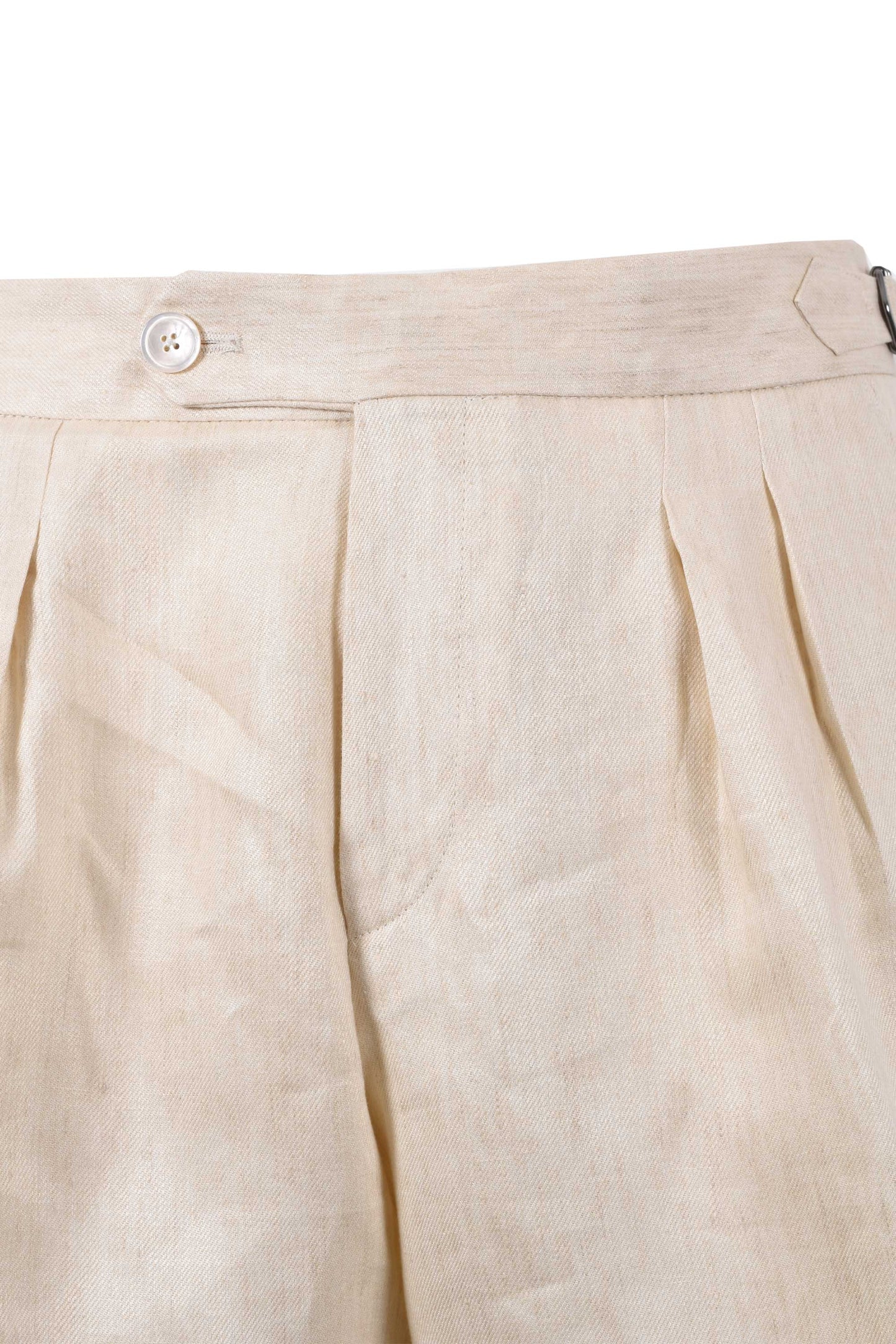Close up picture of the button closure on the Boss black perin shorts in a beige colour in a linen fabric