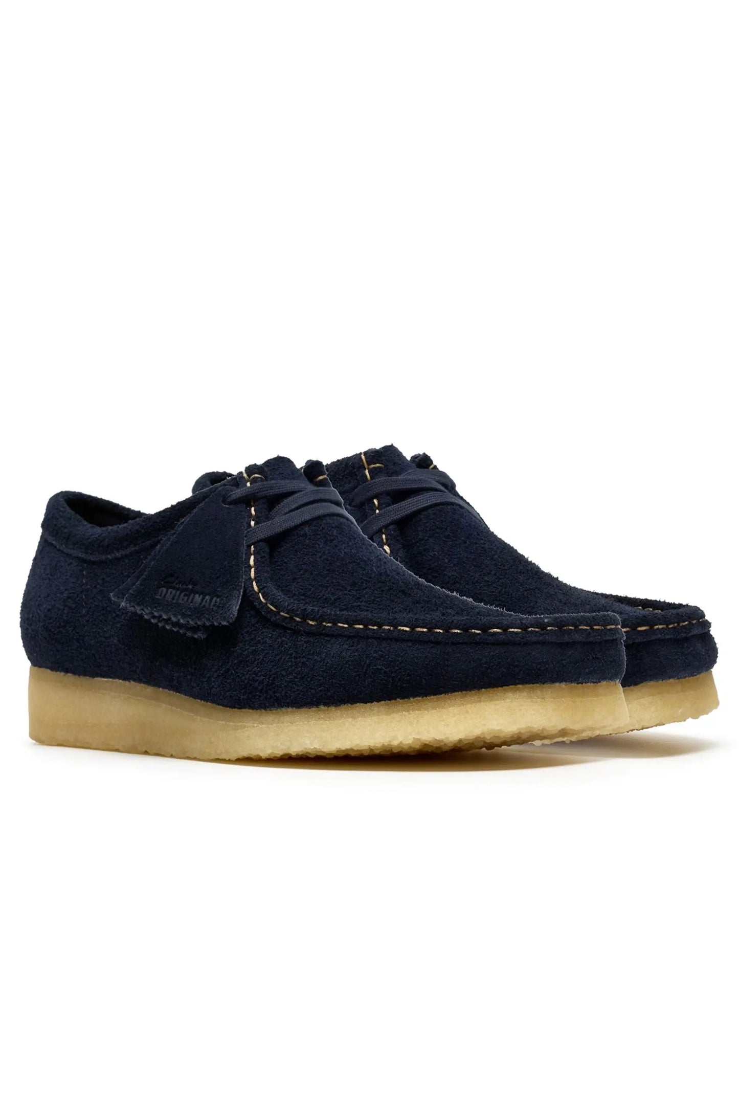 Side picture of the suede Clarks originals wallabee shoes int he colour navy. Features contrasting stitch on the toe as well as contrasting coloured rubber soles.