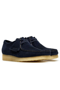 Side picture of the suede Clarks originals wallabee shoes int he colour navy. Features contrasting stitch on the toe as well as contrasting coloured rubber soles.