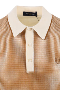 Close up of the 3 button contrasting colour placket and collar on a Fred Perry waffle knit polo shirt in the colour tonic.