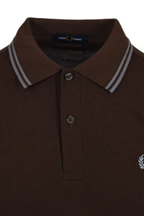 FRED PERRY TWIN TIPPED POLO BURNT TOBACCO/ STOCKPORT BLUE Fred Perry